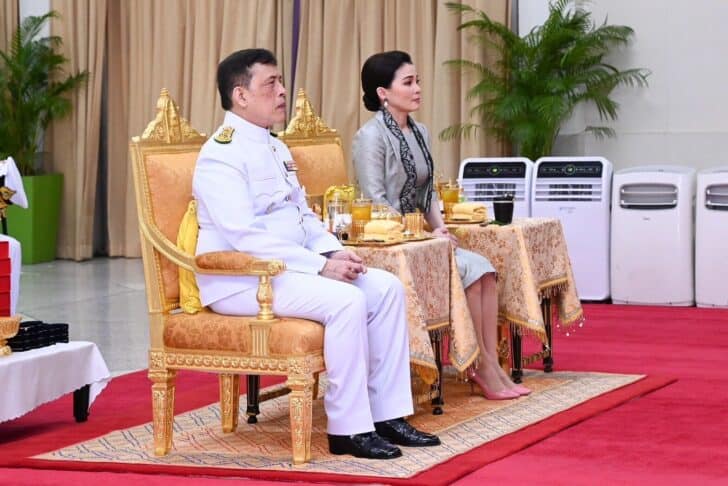 “玛希敦日” 泰国国王王后献花祭拜！