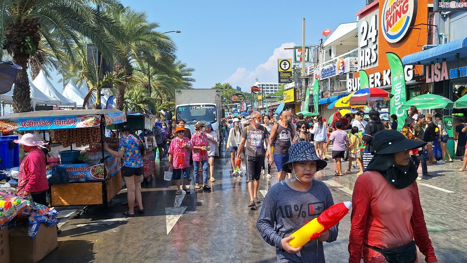 泼水狂欢没结束！泰国芭提雅万莱节气氛热闹十足！