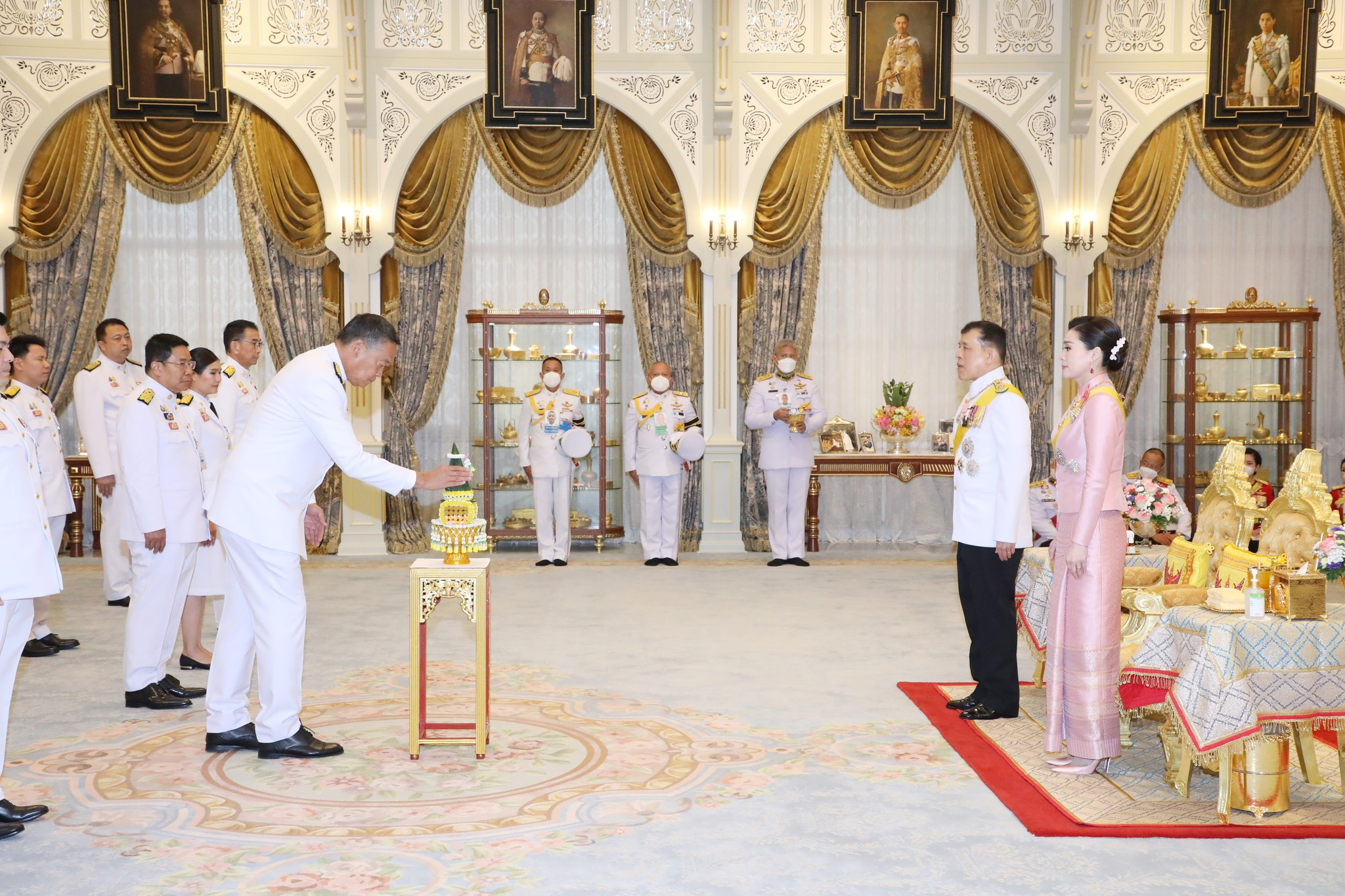 宣誓效忠！泰国总理带领新任内阁官员觐见国王王后